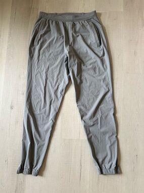 Lululemon men’s surge joggers, silver drop size medium